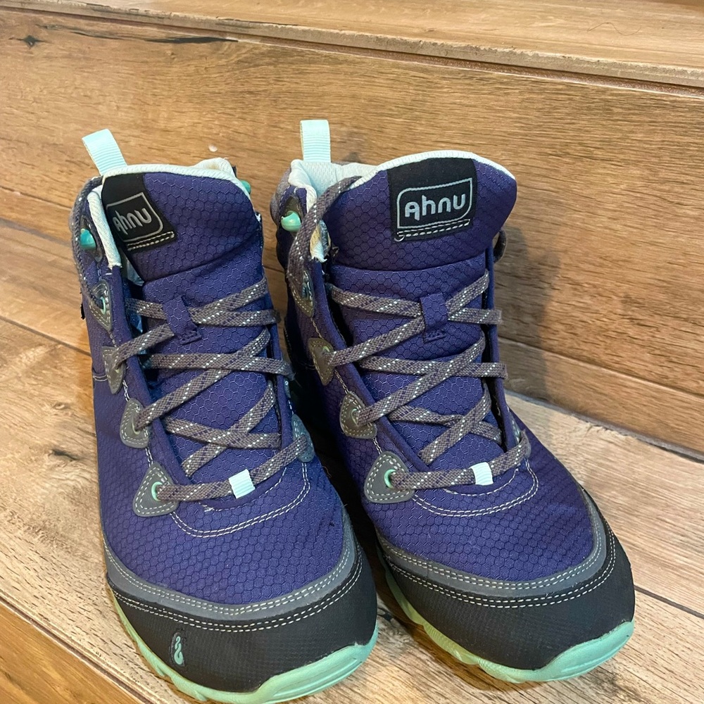 Hanu hiking books